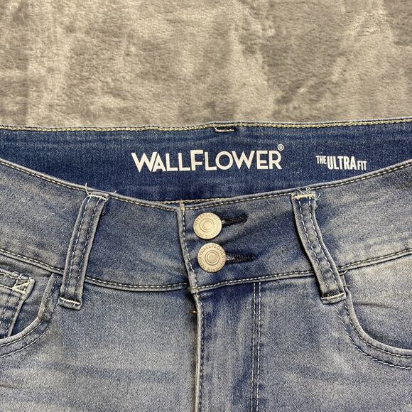 Wallflower Ultra Fit Cuffed Denim Shorts Women’s Size 11 Light Blue Denim - Picture 7 of 10